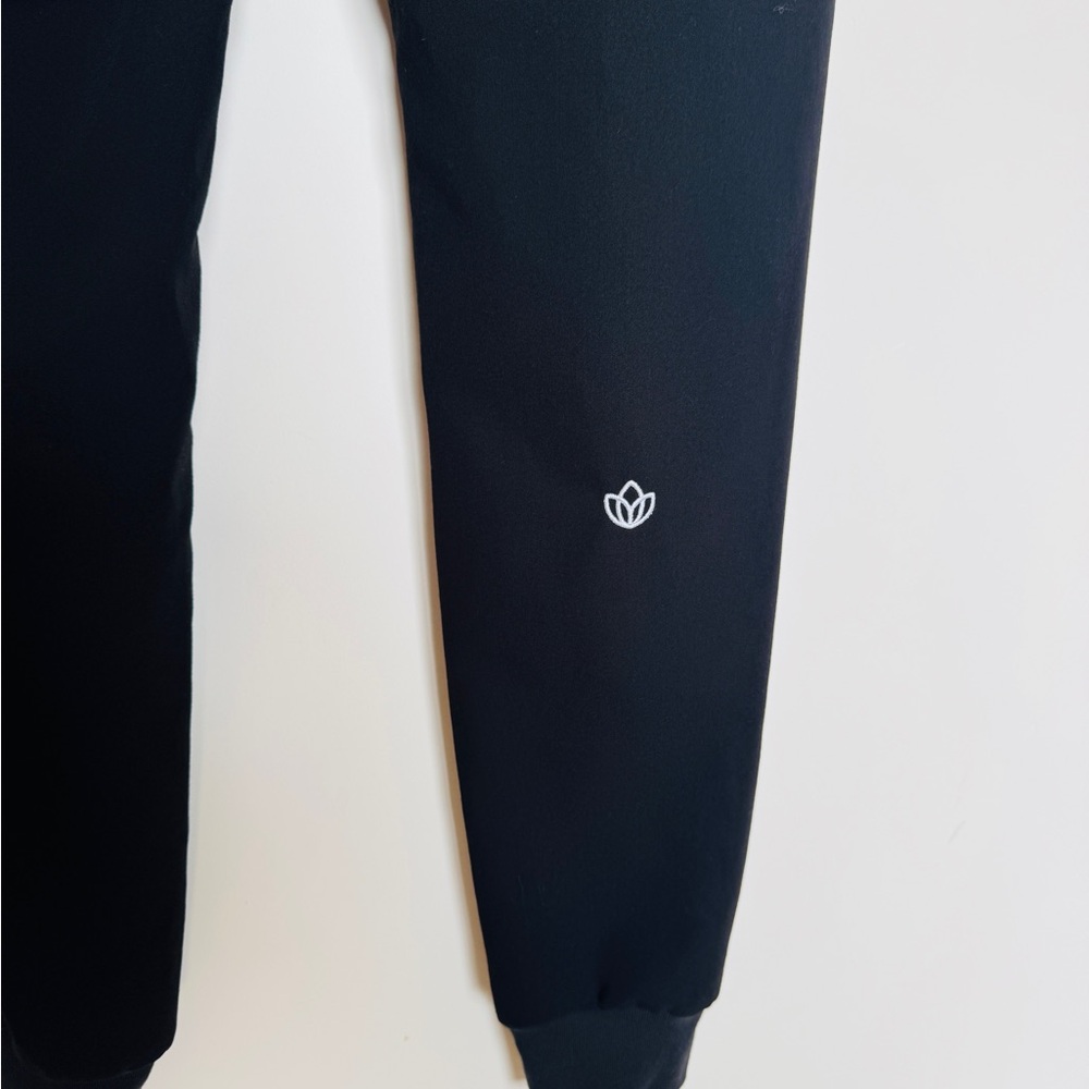 Figs Womens High Waisted Zamora Jogger in Black with Lotus - Picture 3 of 4
